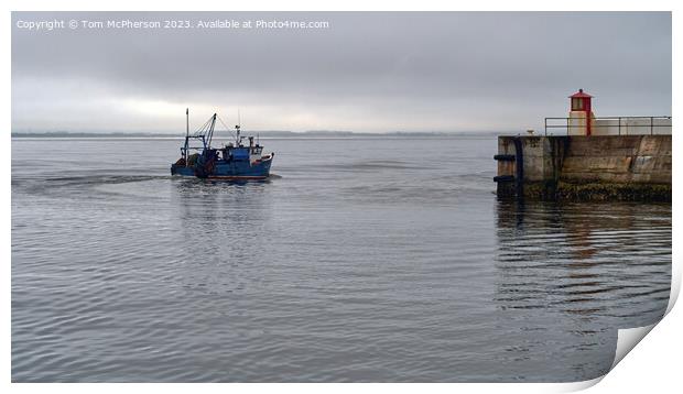 Fishing boat, leaving Burghead harbour Print by Tom McPherson