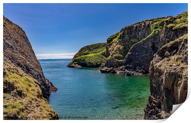 Rocky coastline of Ramsey Island, Wales Print by Chris Yaxley