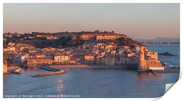 Alpenglow light in Collioure, France Print by Pere Sanz