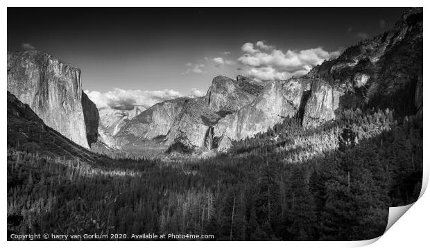 Yosemite Valley in black and white Print by harry van Gorkum