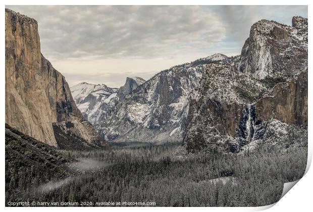 Yosemite from Tunnel view in the snow Print by harry van Gorkum