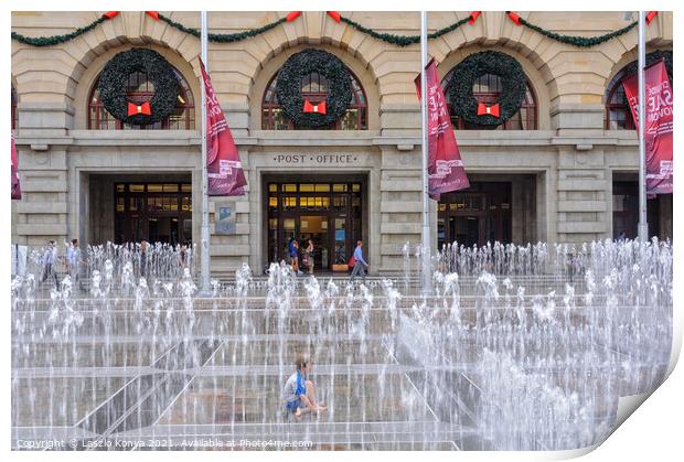 Fountain refreshment - Perth Print by Laszlo Konya