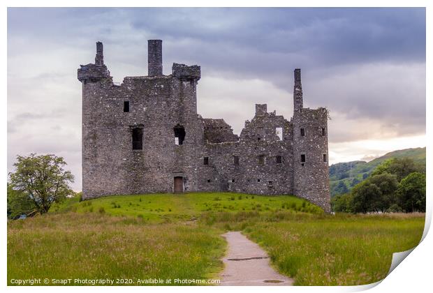 Kilchurn Castle, the ruins of a Scottish Castle, at twlight after sun set Print by SnapT Photography