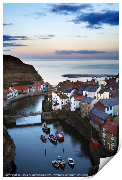 The Attractive Fishing Village of Staithes in North Yorkshire En Print by Mark Sunderland