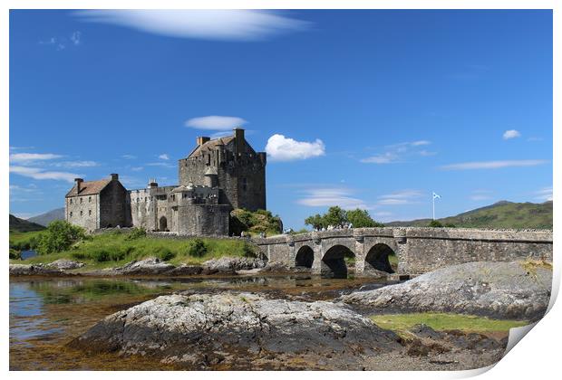 Eilean Donan Castle Print by raymond mcintosh