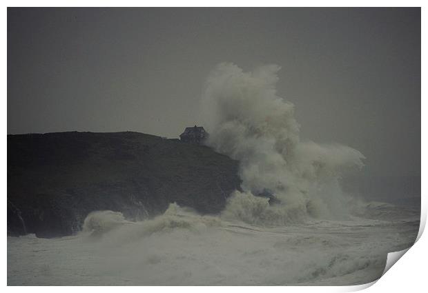 100ft wave slams into cliff in cornwall Print by jon betts
